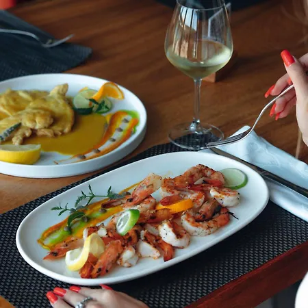 Nuevo Deluxe Hotel 4*